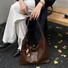 Bolso de Lona Retro de Gran Capacidad para Salir y Viajar 2026 Nuevo Elegante Casual Color Sólido Debajo del Brazo Diseño de Moda Bolso de Hombro