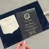 Porta-Cartão de Convite de Casamento de Veludo Verde Militar Personalizado para Atacado, Cartão de Convite de Acrílico Carimbado a Ouro, Nicho de Alto Padrão