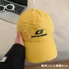 Gorra de Béisbol Amarilla Estilo Americano con Bordado de Letra Desgastada para Mujer con Circunferencia de Cabeza Grande, Visera Amplia y Efecto Adelgazante del Rostro