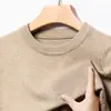 Camiseta básica de punto de color liso para hombre, suéter interior ajustado para otoño e invierno, suéter de cuello redondo para hombre, nuevo estilo moderno para otoño e invierno 2026