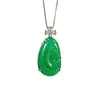 Colgante de ágata verde vibrante, tipo hielo natural, un diseño de moda para mujer, con una calcedonia similar al jade en un collar elegante y versátil.