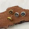 Pendientes Minimalistas Únicos y Sofisticados con un Diseño Sencillo y Versátil que Presentan Letras de Saturno y Formas Redondas