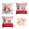 Fronha de almofada para decoração de casa com atmosfera de feriado do Dia dos Namorados em tons de rosa, com esquema de cores suave e fofo, elementos florais e de letras