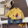 Conjunto de primavera e outono estilo coreano para meninos e meninas, apresentando um fofo conjunto de colete de tricô com desenho animado, um conjunto de três peças estiloso e casual para bebês