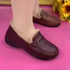 Sapatos slip-on de couro macio para mulheres, nova coleção outono/inverno 2026, forrados com fleece para aquecimento, design fofo, sola plana, mocassins fáceis de calçar, sapatos de algodão