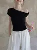 Camiseta Negra Asimétrica de Hombro Manga Corta para Mujer, Nuevo Estilo Verano 2026, Hombros Descubiertos, Corte Ajustado, Crop Top Único y Impresionante que Ceñe la Cintura