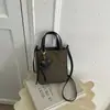 Bolsa transversal feminina, nova coleção outono/inverno 2026, bolsa de ombro versátil, pequena bolsa de mão quadrada, bolsa tote pequena brilhante da moda deste ano