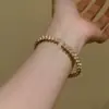 Elegante y exquisito brazalete abierto con tachuelas doradas, moda de lujo ligero, pulsera versátil y elegante para mujer