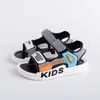 25 sandalias nuevas para niños casuales estudiantes de primaria suela suave playa velcro niños pequeñas grandes sandalias infantiles venta al por mayor