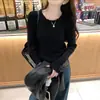 Top de punto acanalado para mujer de principios de otoño con cuello redondo, confeccionado en un tejido suave y elástico que crea un efecto adelgazante.
