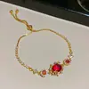 Pulsera de Zirconia Ondulada Incrustada con Diamantes de Lujo Europea y Americana, Lujo Ligero, Sensación de Alta Gama, Joyería de Moda y Versátil con un Diseño Único