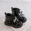 Botas estilo Martin para meninas, nova coleção outono 2026, botinhas de tornozelo estilo princesa para crianças com forro de fleece e detalhes de pérolas, botas pequenas de couro da moda