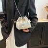 Bolsa de mão com pérolas e balde feminina, nova bolsa de ombro bordada chinesa de primavera de 2025, bolsa simples e sofisticada de mensageiro