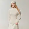 Nova coleção outono/inverno: 100% cashmere, gola semi-alta, acabamento canelado, corte justo e suéter quente que supera suéteres de cashmere lisos