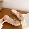 Sandalias de cuña retro estilo francés para mujer, adecuadas para usar al aire libre en verano de 2026, versátiles y que aumentan la altura, pantuflas antideslizantes para personas bajitas