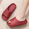 Nuevas pantuflas de casa de EVA, sandalias de interior gruesas antideslizantes de verano para parejas, pantuflas de baño para el hogar para hombres y mujeres al por mayor