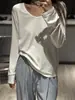 Camiseta Branca de Manga Longa para Mulheres, Nova Coleção Primavera 2026 Estilo Coreano, Emagrecedora, Toque Relaxado, Camiseta Básica Simples, Top com Gola U
