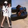 Sandalias de plataforma alta sin cordones para mujer, para uso exterior en verano, nuevo modelo 2026, adecuadas para combinar con faldas, sandalias de playa para personas bajitas