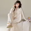 Nuevo conjunto de pijama para mujer, hecho de algodón puro, perfecto para primavera y otoño, con un diseño lindo y dulce, un cárdigan abierto al frente, una camiseta de manga larga y pantalones largos, ideal para ropa de estar en casa