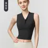 Top de yoga sin mangas para mujer con escote en V cruzado, copas incorporadas, diseño ajustado que estiliza la cintura, minimiza el ancho de los hombros y es un top deportivo de longitud corta