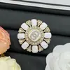 Broche de Camelia con Pedrería Estilo Chanel Nuevo Modelo 2025 para Mujer, Broche Acrílico Pequeño de Lujo de Gama Alta Estilo Chanel al por Mayor