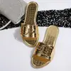 Sapatos Femininos Europeus e Americanos Transfronteiriços de Bico Quadrado, Cor Sólida, Decorados com Metal, Tamanho Grande, Novo Estilo, Clássicos e Modernos, Atacado de Tamanhos Grandes