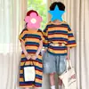 Camiseta Infantil 2026 Verano Estilo Coreano Rayas Anchas Coloridas Manga Corta Niños Cuello Redondo Holgada Casual Vestido para Niños y Niñas