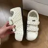 Tênis de bico reforçado com bolinhas e velcro para mulheres, novo estilo outono 2026, sapatos brancos de sola grossa que aumentam a altura, mocassins versáteis super populares
