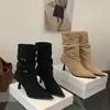 Botas curtas de camurça estilo retrô coreano com bico fino para mulheres, novo estilo outono e inverno 2026, botas plissadas empilhadas, elegantes botas de salto alto fino