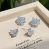 Pendientes de gato de cristal azul niebla de verano para mujer, diseño de nicho de aguja de plata, ligeros y lujosos, con amor dulce.