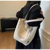 Bolso tote grande de estilo casual para mujer, nuevo bolso de mano ligero color neón con diseño de corazón, adecuado para estudiantes universitarios que van a clase.
