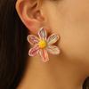 Nuevos pendientes de rafia con flores frescas y dulces tejidas a mano.