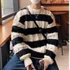 Suéter suave a rayas de cuello redondo moderno de corte holgado para hombre, estilo casual relajado regular de otoño, ropa casual de manga larga para invierno