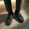 Mocassins transfronteiriços, sapatos masculinos da moda estilo coreano com franjas estilo britânico, sapatos slip-on de camurça e couro nobuck, sapatos pequenos de couro