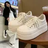 Zapatillas Blancas de Imitación de Cuero para Mujer 2026 Primavera Nuevas Zapatillas Versátiles de Suela Gruesa que Aumentan la Altura Zapatos Deportivos Casuales de Suela Suave para Mujer