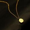 Collar con letra ovalada de oro y acero de titanio, cadena de clavícula femenina, colgante con textura cepillada que no se decolora para novia, regalo para novia