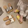 Sandalias planas versátiles de alta gama estilo coreano para el verano 2026 para mujer, adecuadas para combinar con faldas, sandalias de tira en Y para la playa