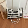 Bolso de mano tejido estilo coreano con bloques de color y rayas, tejido calado, con dije de oso, gran capacidad, de un solo hombro, para estudiantes y para ir al trabajo