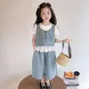 Traje de mezclilla para niñas, ligero, nuevo modelo 2026, ropa de verano para niños, elegante y a la moda, conjunto de tres piezas estilo coreano para niños pequeños