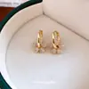 Brincos Pingente Flor de Zircônia Banhados a Ouro Real 14K, Luxo Leve, High-End, Brincos Elegantes, Brincos Modernos e Versáteis para Mulheres
