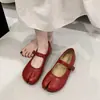 Zapatos de pezuña de cerdo estilo francés con separación de dedos, modelo de verano 2026 para mujer, de suela blanda, corte bajo, planos tipo Mary Jane para combinar con faldas