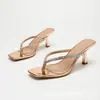 Sandálias chinelo quadradas da moda com strass, sapatos de salto alto elegantes, sandálias de salto alto douradas stiletto, novo modelo de verão para comércio exterior