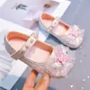 Zapatos Pequeños de Cuero de Color Liso de Moda para Niñas 2026 Nuevo Estilo Primavera/Verano Zapatos Individuales de Princesa con Mariposa de Pedrería y Perlas para Niña Pequeña
