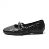 Zapatos de Malla Negra y Piel para Mujer, Diseño Plano de Camelia, Nuevo Estilo Primavera 2026, Zapatos de Salón Mary Jane Rojos con Punta Cuadrada y Boca Baja