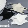 Máscara Estéreo 3D Descartável Alta Visibilidade Primavera e Verão Estilo Fino Respirável Proteção de Três Camadas para Homens e Mulheres Preto e Branco de Alta Qualidade