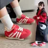 Zapatos deportivos rojos transpirables para niños 2026 modelo nuevo primavera y otoño para niños y niñas, zapatos casuales para bebés y niños pequeños, modernos