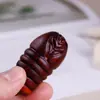 Ornamento de Mão Esculpido em Sândalo Roxo de Pupa de Cigana, Brinquedo de Pupa de Bicho-da-Seda de Madeira, Peça de Mão Portátil e Giratória de Pupa de Bicho-da-Seda