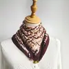 Bufanda Cuadrada Cálida de Nuevo Estilo 2025 con Hebilla Magnética, Bufanda Triangular de Seda, Bufanda de Algodón para Mujer, Bufanda Elegante para el Cuello para Primavera, Otoño e Invierno, Versátil y Elegante