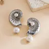 Brincos de Pérola com Pingente de Concha Estilo Minimalista Transfronteiriço Europeu e Americano, Brincos de Luxo Leve de Alta Qualidade, Acessórios de Orelha da Moda Estilo Férias para Mulheres