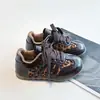 Sapatos estilo alemão para crianças couro macio 2026 Outono novo estilo estilo coreano Brogue sapatos de menina antiderrapante sapatos casuais de lona para menino
